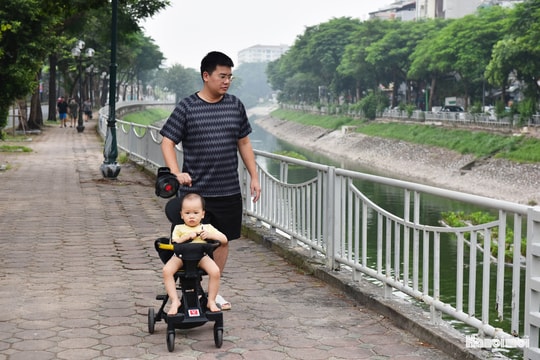 Ngỡ ngàng: Cá xuất hiện trên sông Tô Lịch