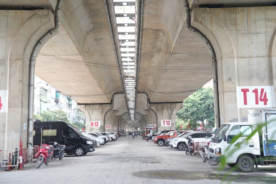 Hà Nội: Cận cảnh các bãi xe dưới gầm cầu sau lệnh "xóa sổ"