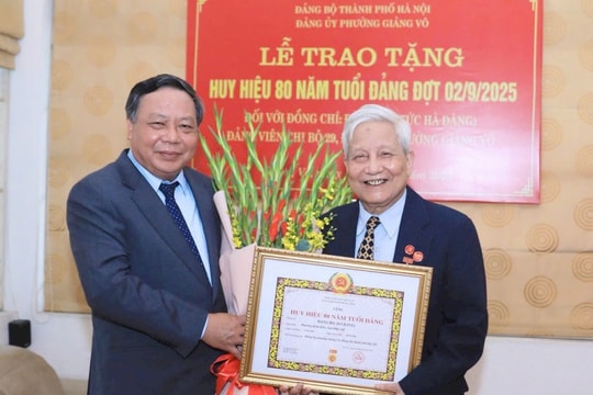 Trang trọng trao Huy hiệu 80 năm tuổi Đảng tới Nhà báo lão thành Hà Đăng