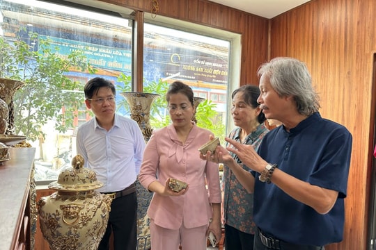 Thẩm định các cá nhân được đề nghị xét tặng danh hiệu nghệ nhân Hà Nội tại xã Bát Tràng