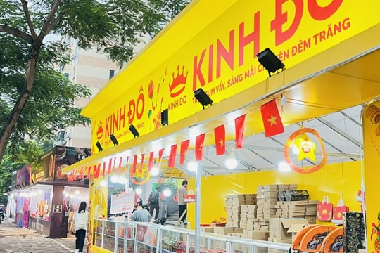 Quầy bánh Trung thu ở Hà Nội: Người bán mỏi mắt ngóng khách mua