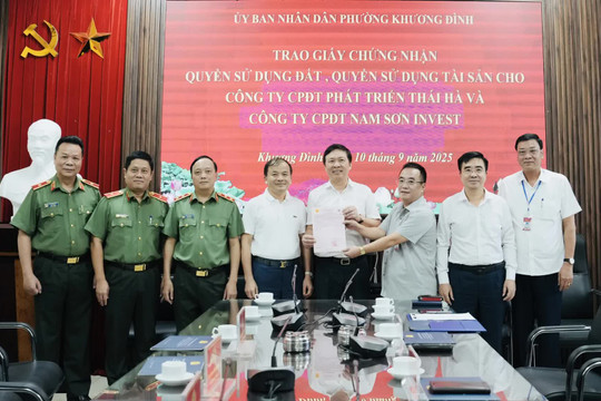 Phường Khương Đình trao “sổ đỏ” đầu tiên cho hai công ty sau khi tổ chức mô hình chính quyền hai cấp