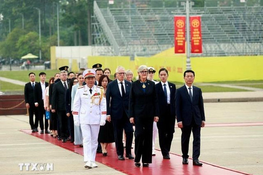 Toàn quyền Australia Sam Mostyn vào Lăng viếng Chủ tịch Hồ Chí Minh