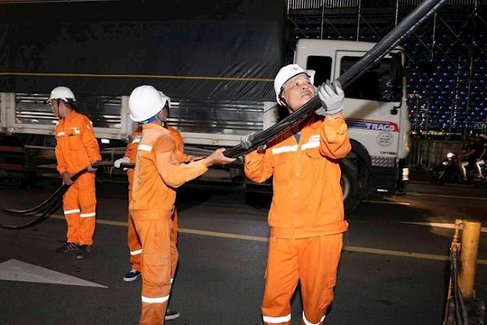 Vì sao hóa đơn tiền điện liên tiếp tăng cao?