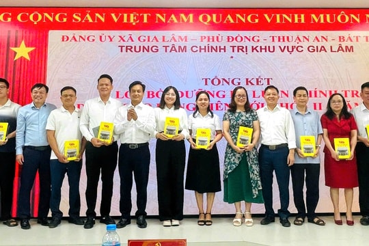 Trung tâm Chính trị khu vực Gia Lâm tổng kết lớp bồi dưỡng lý luận chính trị