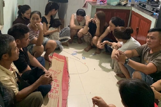 Diễn Châu (Nghệ An): Triệt xóa sới bạc “boong ke”, bắt giữ 15 đối tượng