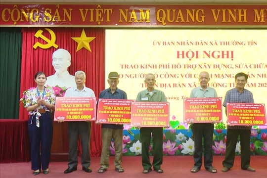 Xã Thường Tín: Trao kinh phí xây dựng, sửa chữa nhà ở cho 9 hộ gia đình người có công