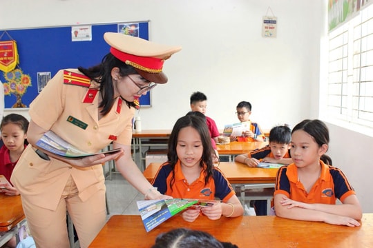 Hà Nội đẩy mạnh tuyên truyền pháp luật an toàn giao thông đầu năm học mới