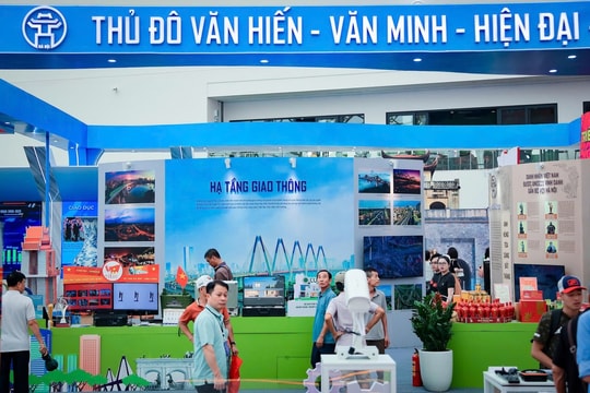 Người dân khắp nơi vẫn nườm nượp đổ về Trung tâm Triển lãm Quốc gia để tham quan