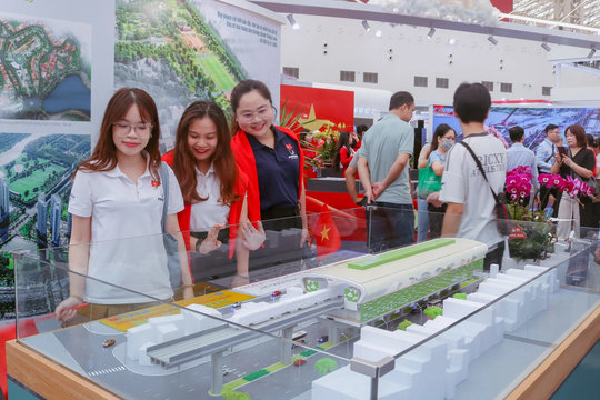 Đông đảo người dân tham quan thành tựu ngành Xây dựng