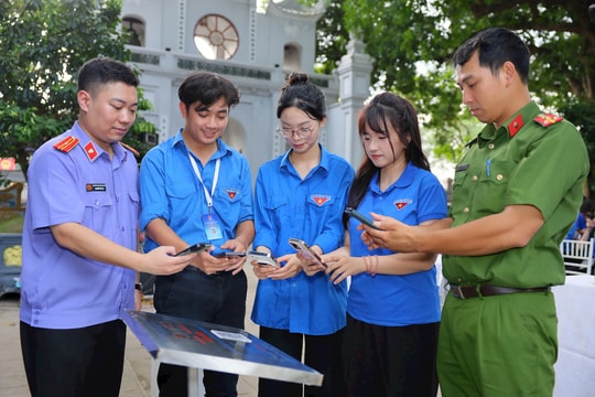 Đền Quán Thánh có thêm wifi miễn phí và “thư viện số” với 500 đầu sách