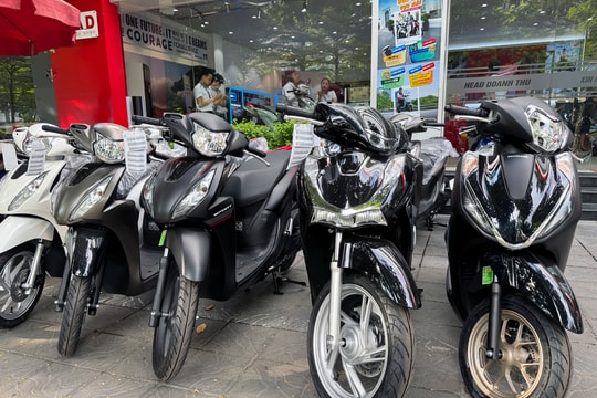 Doanh số xe máy xăng lao dốc