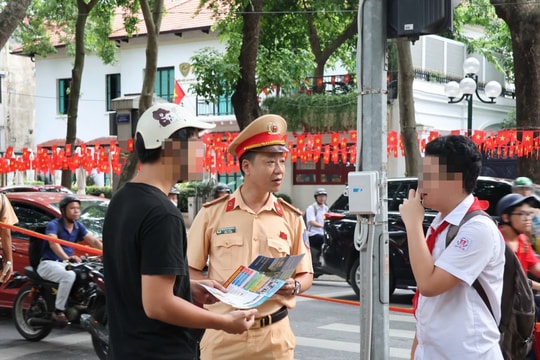 Ngày đầu ra quân chấn chỉnh an toàn giao thông trước cổng trường Hàng trăm học trò và phụ huynh vi phạm an toàn giao thông