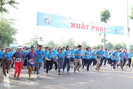 Hơn 300 vận động viên tham gia chung kết Giải chạy Báo Hànộimới mở rộng lần thứ 50 - Vì hòa bình năm 2025 xã Quang Minh