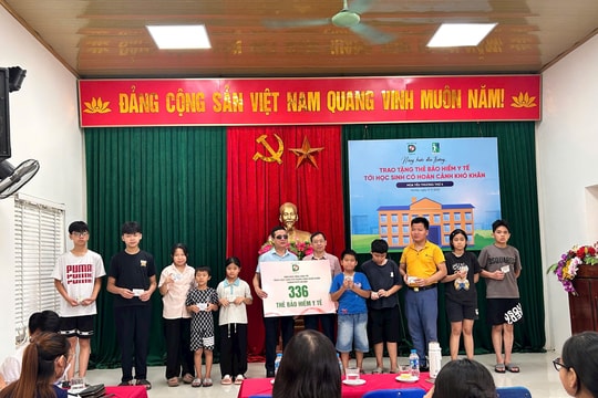 336 thẻ Bảo hiểm y tế được trao tặng cho con của hội viên khiếm thị