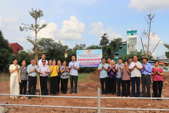 MTTQ Việt Nam xã Bát Tràng gắn biển mô hình “Đoàn kết sáng tạo bảo vệ môi trường”