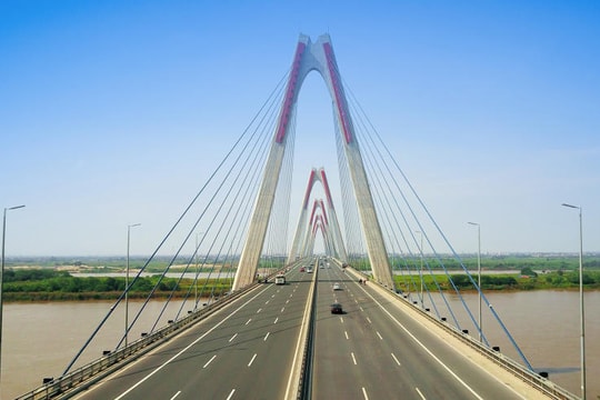 [Podcast] Hà Nội điều chỉnh giao thông qua cầu Nhật Tân để lắp đặt dải phân cách