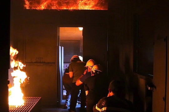 TP Hồ Chí Minh: Hàng trăm người dân trải nghiệm kỹ năng thoát khỏi hỏa hoạn