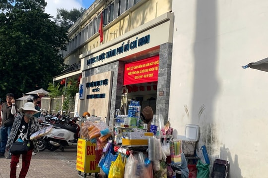 TP Hồ Chí Minh Người bán hàng rong nắm rõ thời gian làm việc của lực lượng chức năng?