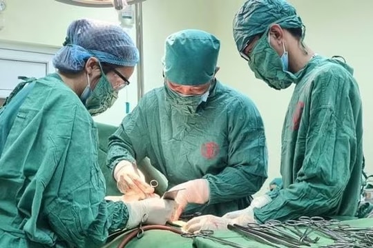 Quảng Ninh: Bé gái bụng to bất thường do ung thư buồng trứng