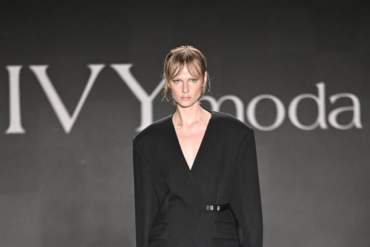 Thời trang Việt gây bất ngờ trên sàn diễn New York Fashion Week