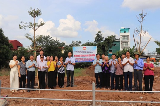 MTTQ Việt Nam xã Bát Tràng gắn biển mô hình “Đoàn kết sáng tạo bảo vệ môi trường”