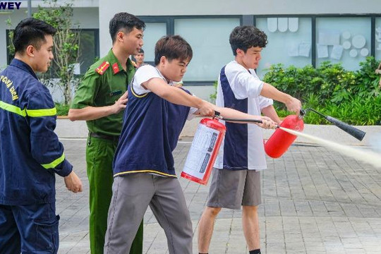 Hướng dẫn kỹ năng an toàn phòng cháy chữa cháy cho học sinh trường liên cấp Dewey Ocean Park