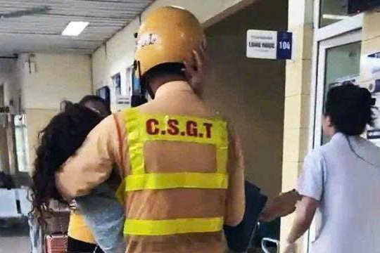 Hà Nội: CSGT mở đường 8 km, đưa người phụ nữ gặp nạn vào viện kịp thời