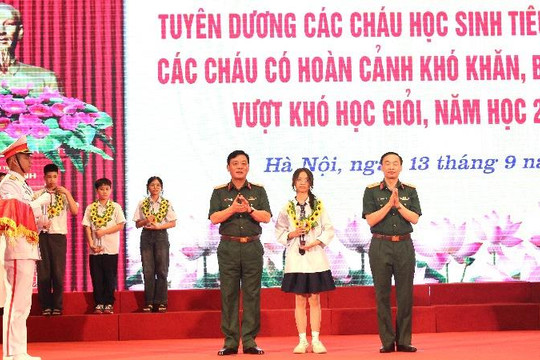 Bộ Tư lệnh Thủ đô: Gặp mặt, tuyên dương học sinh tiêu biểu, xuất sắc năm học 2024-2025