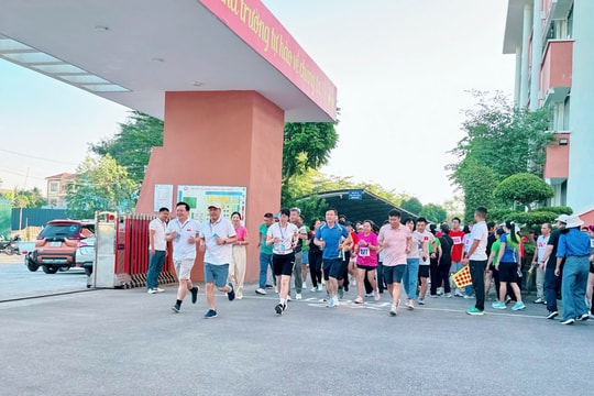 Hơn 500 vận động viên tham gia chung kết Giải chạy Báo Hànộimới mở rộng lần thứ 50 - Vì hoà bình năm 2025 xã Nam Phù