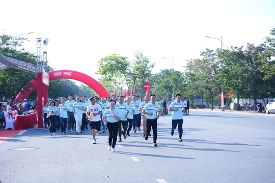 Hơn 300 VĐV tham gia chung kết Giải chạy Báo Hànộimới mở rộng lần thứ 50 - Vì hòa bình xã Phù Đổng