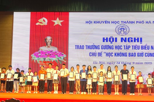 Hội Khuyến học Hà Nội trao thưởng cho 221 học sinh, sinh viên