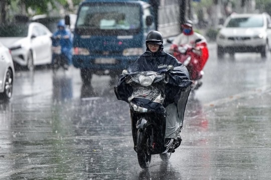 Hà Nội ngày nắng, chiều tối và đêm có mưa rào và dông vài nơi