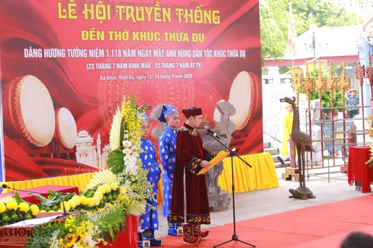 Người dân hứng khởi dự lễ hội truyền thống đền thờ Khúc Thừa Dụ