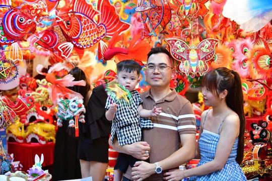 Phố Hàng Mã rực rỡ sắc màu Trung thu