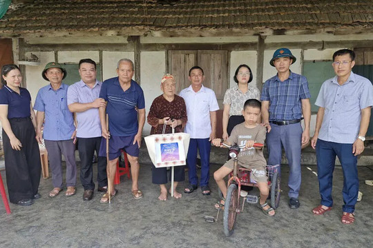 Mang yêu thương đến với những hoàn cảnh khó khăn ở Hà Tĩnh