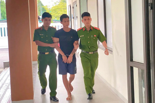 Thanh Hóa: mang dao xông vào trụ sở, chém bị thương cán bộ công an