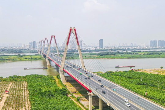 Cấm toàn bộ phương tiện lưu thông trên cầu Nhật Tân vào ban đêm để thi công