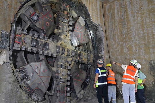 Máy khoan hầm TBM số 2 “Táo bạo” đã đến ga S10 - Cát Linh