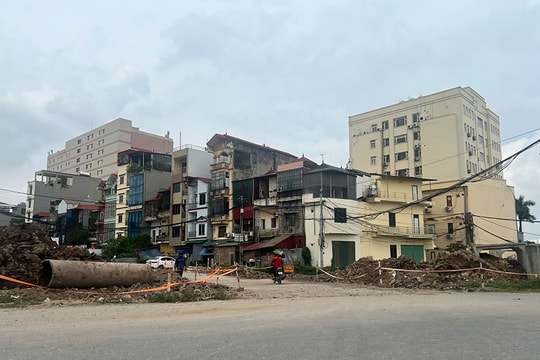 Dự án đường Tây Thăng Long (phường Đông Ngạc) chậm tiến độ: Người dân sống chung với bụi bẩn, nhếch nhác