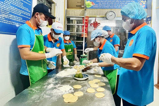 Làng nghề làm bánh Trung thu truyền thống: An toàn thực phẩm đặt lên hàng đầu