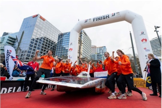 Giải đua xe năng lượng mặt trời hàng đầu thế giới – Bridgestone World Solar Challenge (BWSC) Phòng thí nghiệm di động cho tương lai di chuyển xanh