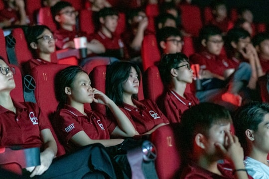 Trường đại học "bao rạp" cả ngày cho tân sinh viên xem phim Mưa đỏ