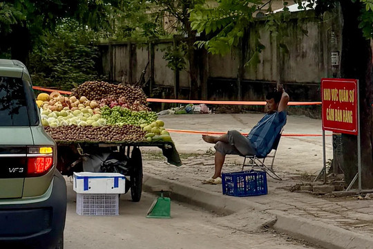 Tái diễn tình trạng hàng rong bày bán tràn lan dọc Đại lộ Thăng Long
