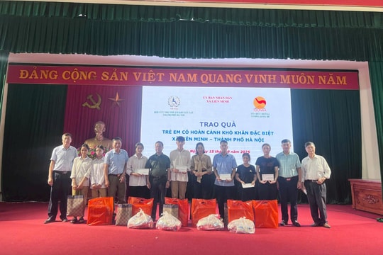 Trao quà và học bổng tặng trẻ em có hoàn cảnh khó khăn đặc biệt tại xã Liên Minh