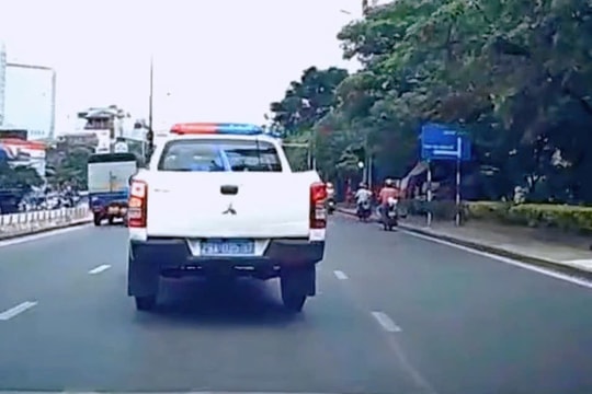 Cảnh sát giao thông Hà Nội mở đường đưa người dân đi cấp cứu