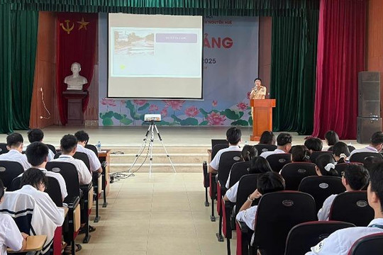 Gần 1.000 học sinh Trường THPT chuyên Nguyễn Huệ được trang bị kiến thức an toàn giao thông