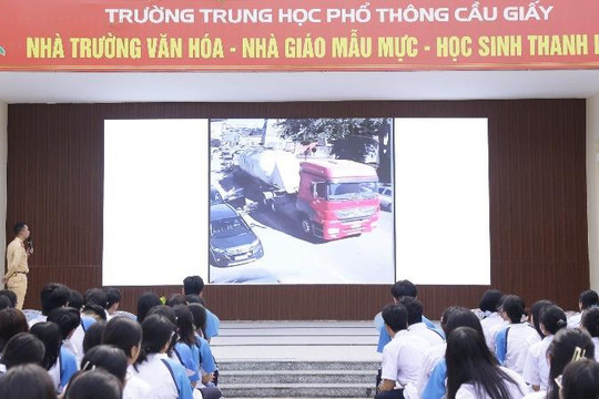 CSGT Hà Nội tuyên truyền an toàn giao thông cho hơn 5.500 học sinh, giáo viên ba cấp học