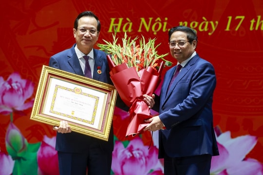 Thủ tướng dự lễ trao Huy hiệu 40 năm tuổi Đảng tặng đồng chí Đào Ngọc Dung