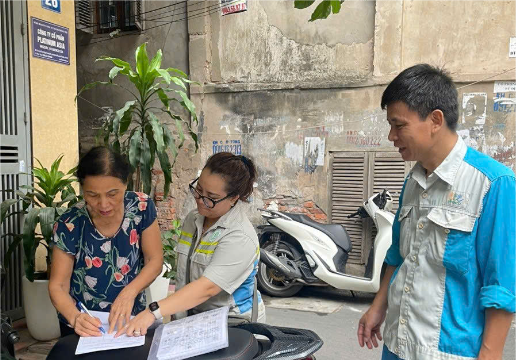 Người công nhân lặng thầm góp phần giữ đường phố sạch đẹp